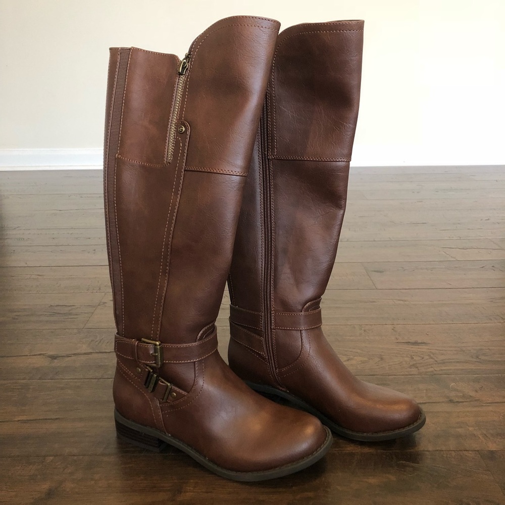 Brand new G by Guess Ggheylo brown boots with box!